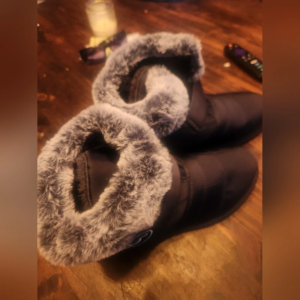 GO Womens Black Fur-Lined Winter Boots